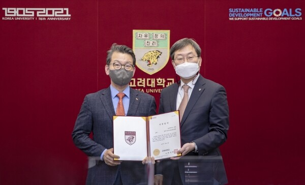 고려대학교와 SK하이닉스가 사회적 공헌활동을 위해 손을 잡았다. 정진택 고려대 총장(왼쪽)과 박용근 SK하이닉스 부사장이 협약식 후 기념촬영을 하고 있다. 사진=고려대 제공
