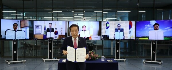 서경대학교는 8일 서울여대, 세명대, 신라대, 안양대, 제주한라대 등 4개 권역 6개 대학교와 디지털 신기술 인재 양성 및 공유에 관한 협약을 체결했다. 최영철 서경대 총장이 온라인 화상회의를 통해 5개 대학과 '디지털 신기술 인재양성 혁신공유대학' 실감미디어 분야 업무협약을 맺고 있다. 사진=서경대 제공