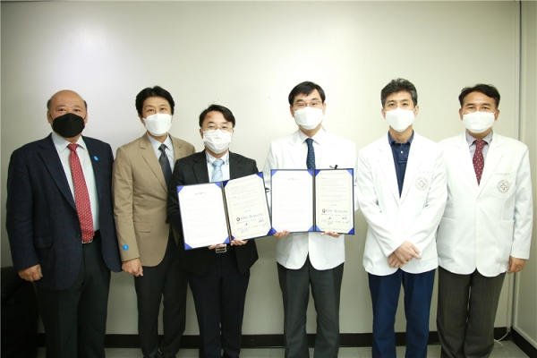 광운대와 상계백병원 관계자들이 상호업무협약 후 기념촬영하고 있다. (사진 왼쪽부터) 광운대 최은하 교수, 서영호 산학협력단 부단장, 박철환 산학협력단장, 상계백병원 고경수 병원장, 김재석 진료부원장, 김봉석 연구부원장. 사진=광운대 제공