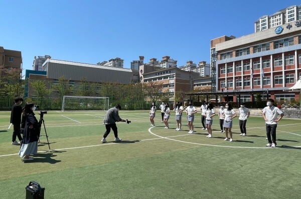 광주대 사진영상드론학과 학생들이 ‘제41회 장애인의 날 인식개선’ 캠페인 영상을 촬영하고 있다. 사진=광주대 제공