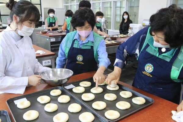 신성대 팜베이킹 프로그램에 참여한 주민들이 앙금빵을 만들고 있다. 사진=신성대 제공