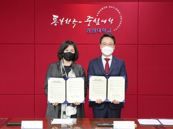 최인숙 강원디자인진흥원장과 김헌영 강원대 총장(오른쪽)이 '강원권역 디자인분야 발전 협력을 위한 업무협약'을 맺은 후 기념사진을 촬영하고 있다. 사진=강원대 제공