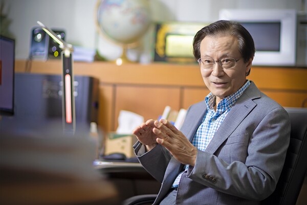 미래문명원 이한구 원장은 “문명은 가장 포괄적 현상으로 초(超)학제적 접근이 요구된다”라며 “세미나를 100회까지 진행하려 하는데, 문명에 관한 선구적 탐구가 학계와 시민사회에 미칠 영향에 주목해야 한다”라고 말했다. 사진=경희대 제공