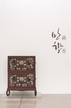 특별기획전 '만향'에 전시된 주칠나전2층농. 사진=대구보건대 제공