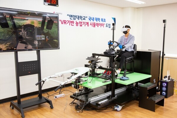 스마트원예계열 백민혁 씨가 'VR기반 농업기계 시뮬레이터(트랙터 모드)'를 시연하고 있다. 사진=연암대 제공