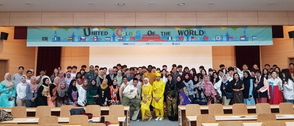 2019년 4월 열린 CAMPUS Asia-AIMS 문화교류축제 ‘United Colors of the World’. 사진=강원대 제공