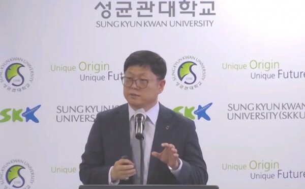 한대희 경복대 혁신사업단장 겸 빅데이터 학생성공단장이 지난 12일 성균관대에서 개최된 '학생성공 라운드테이블'에서 발표를 진행하고 있다. 사진=경복대 제공