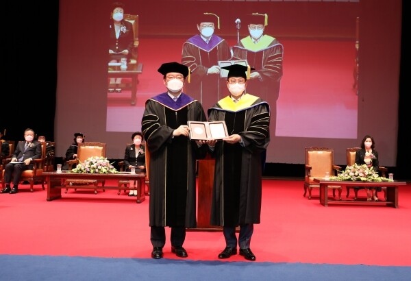 동서대는 27일 소향아트홀에서 엠디엠(MDM)그룹 문주현 회장 명예박사 학위 수여식을 열었다. 장제국(왼쪽) 동서대 총장과 문주현 엠디엠그룹 회장. 사진=동서대 제공