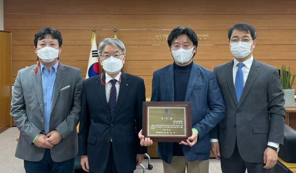 (왼쪽부터) 상명대 김재호 LINC+사업단 과장, 백웅기 총장, 안동욱 대표, 유진호 LINC+사업단장. 사진=상명대 제공