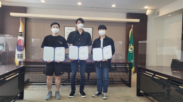 ‘2021 한국감성과학회 춘계학술대회’에서 캡스톤디자인 부문 최우수상을 수상한 (왼쪽부터)김기우씨, 김진우씨, 임채민씨가 상장을 들고 기념촬영을 하고 있다. 사진=신성대 제공