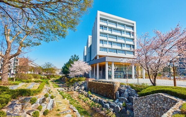 서울과기대는 지난 24일 한전경영연구원, 나래에너지서비스와 산학협력을 위한 업무협약을 체결했다. 서울과기대 상상관 전경. 사진=서울과기대 제공