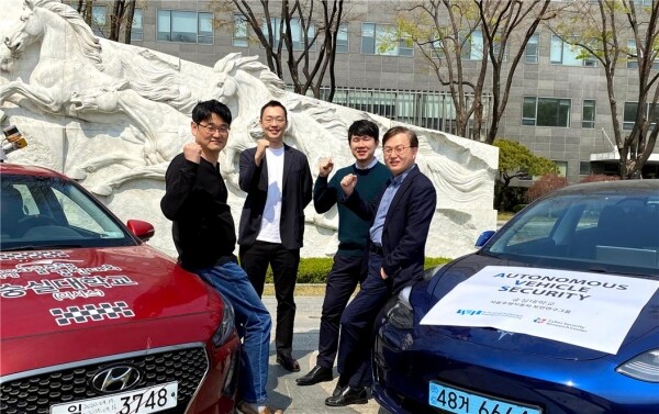 (왼쪽부터)최대선 교수, 조해현 교수, 조효진 교수, 이정현 교수가 자율주행 자동차 앞에서 사진 촬영을 하고 있다. 사진=숭실대 제공