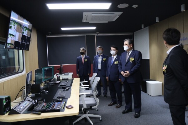 김수갑 충북대 총장과 개관식 참석자들이 충북권역 대학원격교육지원센터를 둘러보고 있다. 사진=충북대 제공