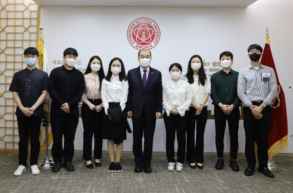 홍원화 총장(사진 가운데)과 국가직 지역인재 7급 합격자들. 사진=경북대 제공