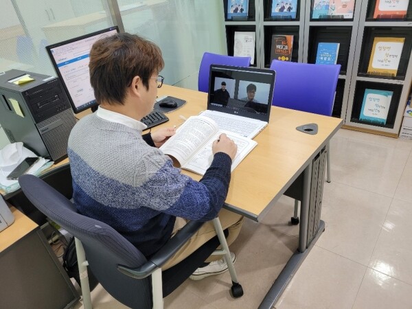 한밭대 대학일자리본부 취업지원관이 학생들을 대상으로 온라인 상담을 진행하고 있다. 사진=한밭대 제공