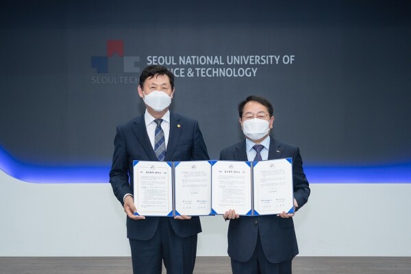 서울과기대는 지난 7일 한국서부발전과 업무협약을 체결했다. 이동훈(좌) 서울과기대 총장과 박형덕 한국서부발전 사장. 사진=서울과기대 제공