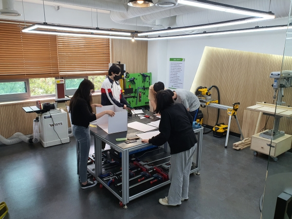 창의공작소에서 작품을 제작하고 있는 학생들. 사진=경기과기대 제공