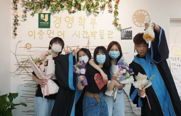 호남대 국제교류처가 마련한 포토존에서 학생들이 사진을 촬영하고 있다. 사진=호남대 제공