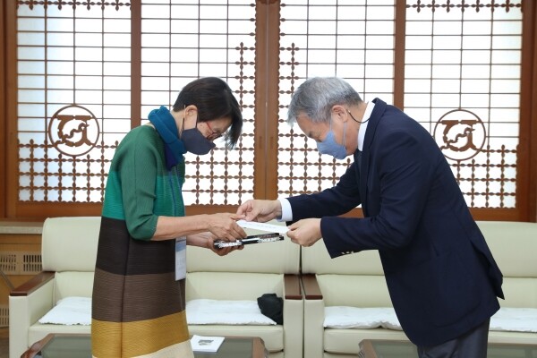 후광학술상을 수상하고 있는 조한혜정 연세대 명예교수. 사진=전남대 제공