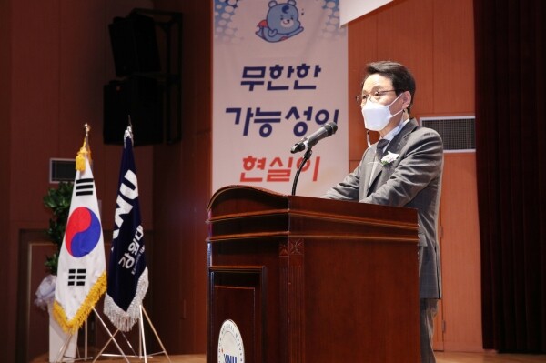 강원대 개교 74주년 기념식에서 김헌영 총장이 인사말을 하고 있다. 사진=강원대 제공