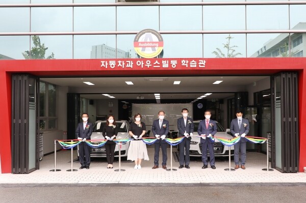 5일 오후 영남이공대 캠퍼스 내 아우스빌둥 학습관에서 열린 '아우스빌둥 학습관 개소식'에서 참석자들이 테이프 커팅식을 하고 있다. 왼쪽부터 윤승현 학과장, 박선화 부이사, 수잔네 뵈얼레 부대표, 이재용 총장, 김태운 국장, 조재구 남구청장, 김진혁 과장. 사진=영남이공대 제공