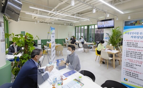 경희대 캠퍼스타운사업단이 진행한 'We+Loan to You' 행사에서 지역 소상공인이 상담을 받고 있다. 사진=경희대 제공