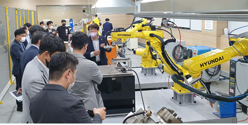 부산지역의 중소기업 2세 CEO들이 동명대 제조로봇기반VR/SI센터를 방문해 스마트팩토리 구축 과정을 체험하고 있다. 사진=동명대 제공