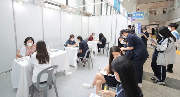 전북대가 17일 시작한 고교초청 전공상담 행사 현장 모습. 사진=전북대 제공