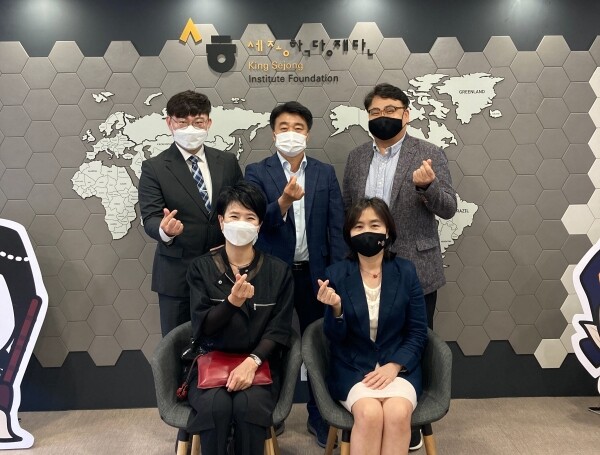 한국산업기술대가 2021년 몽골국립생명과학대학교 다르한 캠퍼스 신규 세종학당 사업에 선정됐다. 앞줄 좌측 의자(조남주 대외협력처장), 우측 의자(강현화 세종학당재단 이사장)<br>뒷줄 왼쪽부터 산기대 차진혁 교수, 전정환 국제교류센터장, 조형일 교수<br>