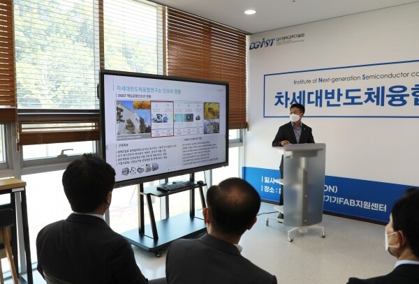 이명재 DGIST 차세대반도체융합연구소장이 개소식에서 연구소 소개를 겸한 브리핑을 진행하고 있다. 사진=DGIST 제공