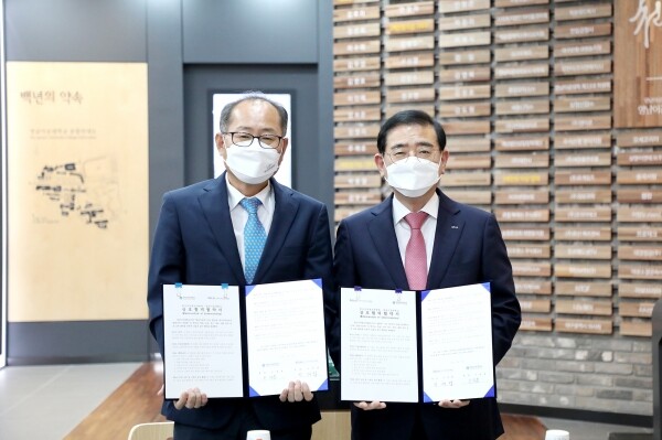 영남이공대는 22일 천마스퀘어 2층 역사관에서 한국지역정보개발원과 상호 교류 협력을 위한 협약식을 개최했다. 이재용(왼쪽) 영남이공대 총장과 지대범 한국지역개발원 원장. 사진=영남이공대 제공