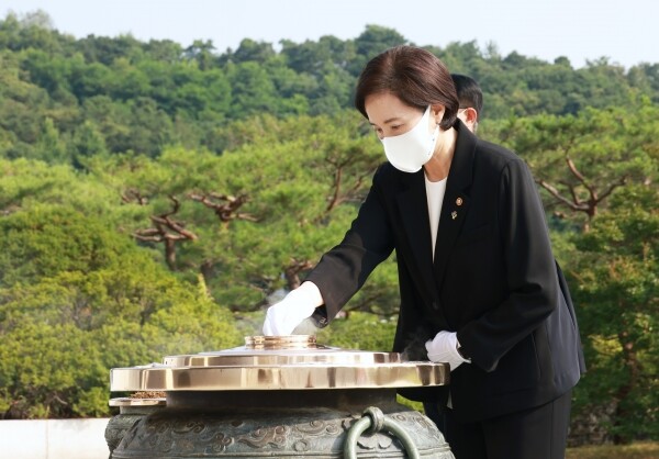 유은혜 부총리가 29일 오전 국립서울현충원을 찾아 분향하고 있다. 사진=교육부 제공