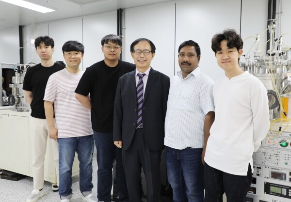 DGIST 신물질과학전공 김철기 교수(가운데), 제1저자 김현설 박사과정생(왼쪽 세번째)과 연구진들. 사진=DGIST 제공