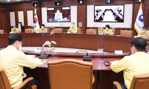 7일 정부서울청사에서 진행된 ‘제40차 비상경제 중앙대책본부 회의 겸 제12차 한국판 뉴딜 관계장관회의’에서 홍남기 부총리 겸 기획재정부 장관이 모두발언을 하고 있다. 사진=기획재정부 제공