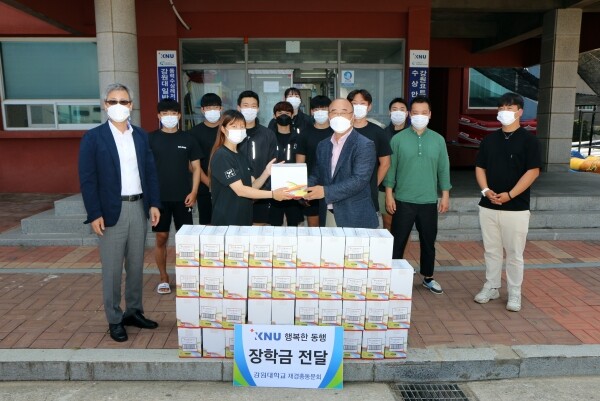 강원대 재경총동문회 회장단은 지난 8일 강원대 삼척캠퍼스를 찾아 학생들을 위문하고 선물과 감사 인사를 전했다.