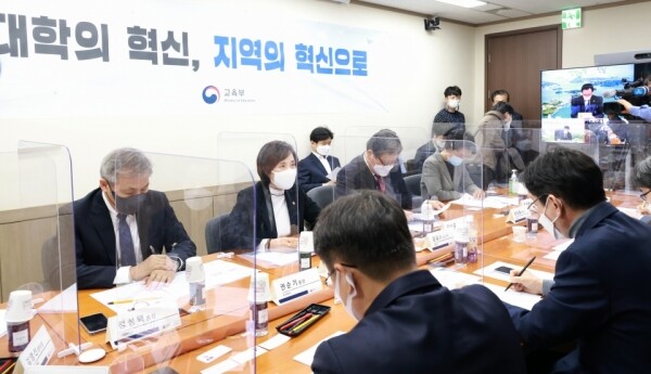지방대 발전에 걸림돌이 되고 있는 고등교육 관련 규제를 최대 4년간 유예‧면제하는 ‘고등교육 혁신 특화지역’이 내년부터 운영된다. 사진은 지난 3월 5일 정부서울청사에서 열린 ‘제1차 지자체-대학 협력기반 지역혁신 플랫폼 협의회’ 모습. 사진=교육부 제공