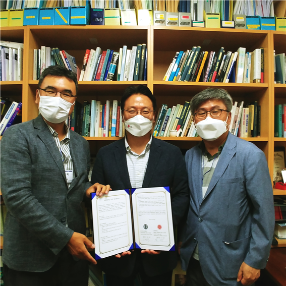 한국외대 글로벌 민주주의와 인간안보 연구팀은 지난 8일 경북대 대학원 정치적 소양을 갖춘 데이터 사이언스 인재양성 교육연구팀과 업무협약을 맺었다. 협약식이 끝난 후 참석자들이 기념촬영을 하고 있다. (왼쪽부터) 이재묵 한국외대 교수, 엄기홍 경북대 교수, 이상환 한국외대 교수. 사진=한국외대 제공