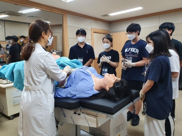 지난 19일부터 22일까지 강원도내 고교 출신 학생을 대상으로 진행된 한림대 '2021 의학분야 전공탐색 프로그램'에 참여한 학생들이 실습을 하고 있다. 사진=한림대 제공