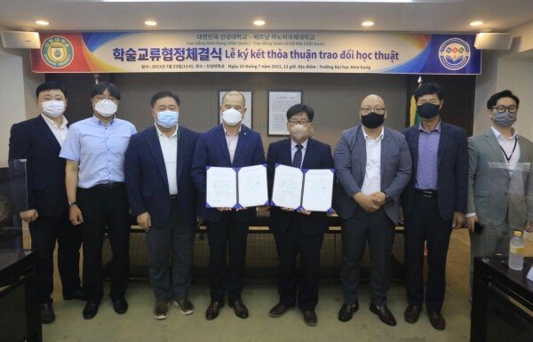 신성대와 베트남 하노이국제대학 관계자들이 지난 22일 학술교류 협정을 체결하고 기념촬영에 임하고 있다. 사진=신성대 제공