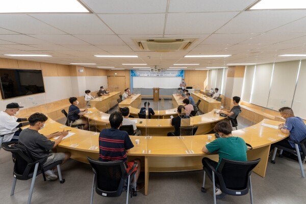 지난 26일 인하공전이 11호관 첨단강의실에서 ’FRP 레저보트 선체 정비 테크니션 양성과정’ 개강식을 진행하고 있다. 사진=인하공전 제공