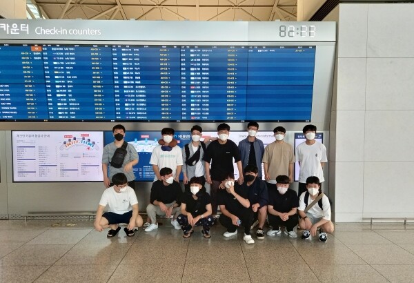 연암공대 LINC+ 화공·기계 융합(해외)반 학생들이 폴란드로 출국 전 기념촬영을 하고 있다. 사진=연암공대 제공