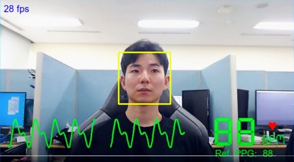 비접촉 방식으로 실시간 심박 신호를 추출하는 모습. 사진=상명대 제공
