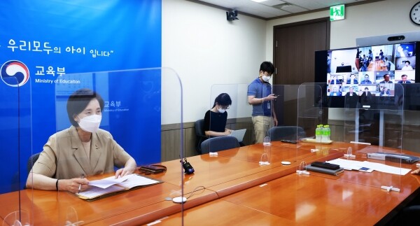 유은혜 부총리 겸 교육부장관이 제1차 대학 교육회복위원회에서 인사말을 하고 있다. 사진=교육부 제공