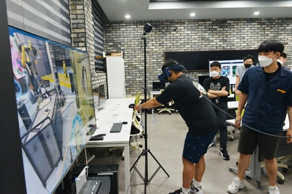 울산 지역 고교 교사 13명은 지난 6일 동의대 '인공지능 기반 융합교육 학과체험'에 참여했다. 사진=동의대 제공