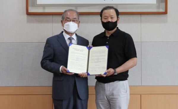 유재원(왼쪽) 한국영상대 총장과  신용현 구디스튜디오 대표이사가 지난 10일 업무협약식을 마치고 기념사진을 촬영하고 있다. 사진=한국영상대 제공