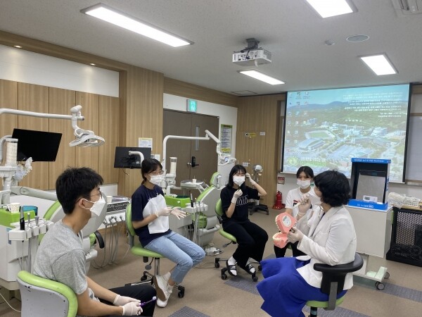 심수현 신성대 교수가 공동교육과정의 일환으로 진행된 특강에서 고교생들에게 구강병 예방법에 대해 설명하고 있다. 사진=신성대 제공