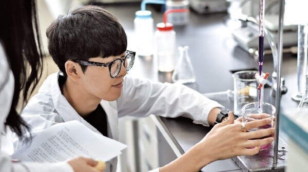 선문대 학생이 실험실에서 실습을 하고 있다. 사진=선문대 제공