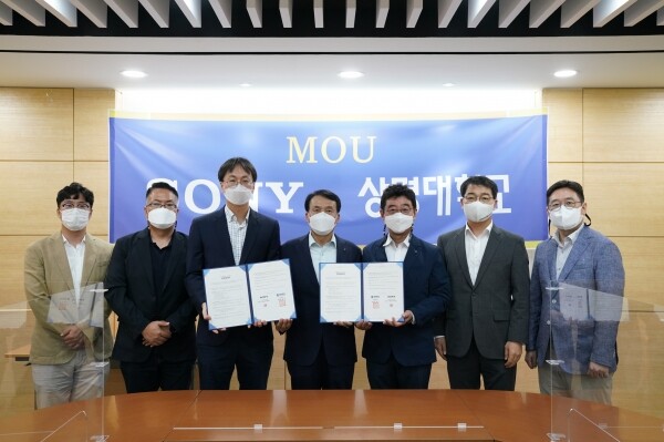 상명대는 11일 소니코리아와 '사진 예술 콘텐츠 개발과 기술 공유 및 우수한 전문인력 양성'을 위한 업무협력 협약을 체결했다. (왼쪽 2번째부터) 김태균 부장, 김원우 본부장, 우제완 부총장, 양종훈 교수, 유진호 산학협력단장, 정승재 대외협력처장. 사진=상명대 제공