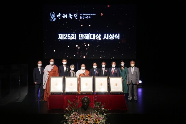 (왼쪽부터)곽채기 만해축전추진위원장, 보각스님, 김명중 강원도 경제부지사, 오정희 소설가, 조계종 총무원장 원행스님, 최상기 인제군수, 김하종 신부, 윤성이 동국대 총장, 강수진 국립발레단장, 강천석 조선일보 논설고문 등 참석자들이 기념촬영을 하고 있다. 사진=동국대 제공