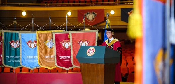 한균태 경희대 총장은 ‘우리가 미래의 주역입니다’라는 제목의 졸업식사로 경희 교정을 나서는 졸업생의 앞날을 응원했다. 사진은 졸업식사 중인 한균태 총장. 사진=경희대 제공